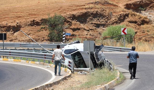 Siirt'te devrilen otomobil hasar gördü