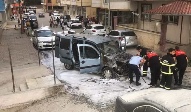 Siirt'te park halindeki hafif ticari araçta çıkan yangın söndürüldü