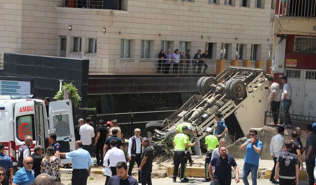 Şırnak'ta freni boşalan kamyonetin karıştığı kazada 4 kişi yaralandı
