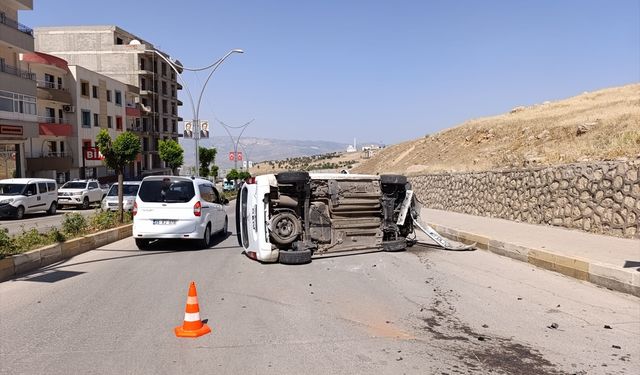 Şırnak'ta refüje çarparak devrilen hafif ticari araçtaki 2 kişi yaralandı