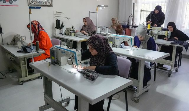 Tekstil fabrikalarının artan kumaşlarıyla çocuklara giysi üretiyorlar