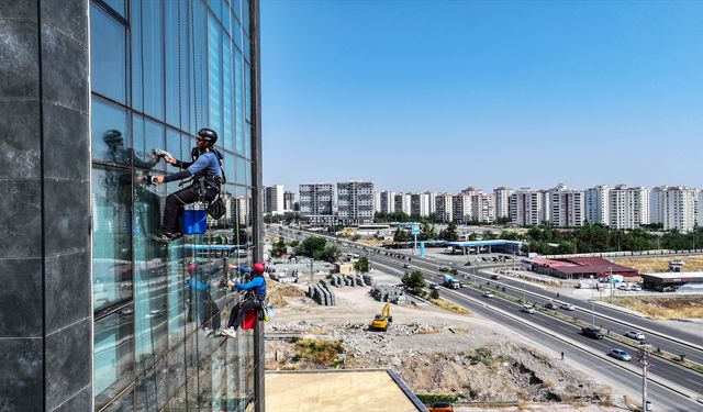 Tekstil sektöründeki işlerinden ayrılıp 'örümcek adam' oldular