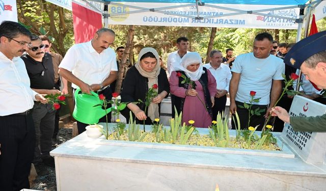 Vali Canalp ve Protokolden Şehit Reşat Taşan'a Kabir Ziyareti