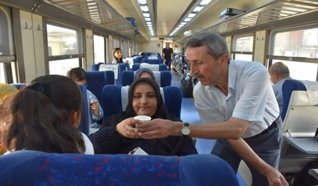 Batman'da Tren Yolcularına Serinleten Ayran İkramı