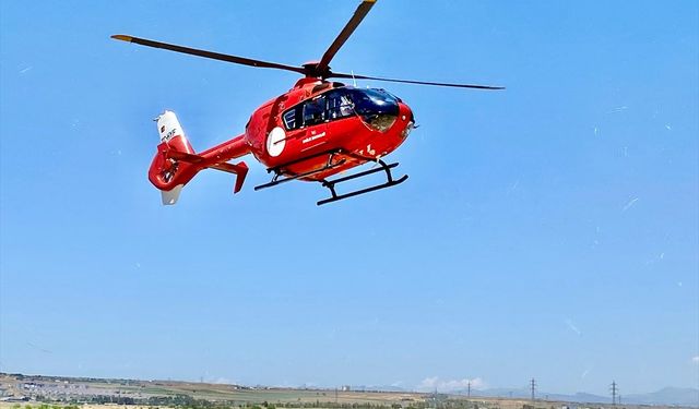 Diyarbakır'da ambulans helikopter el bileği tendonu kesilen kişi için havalandı