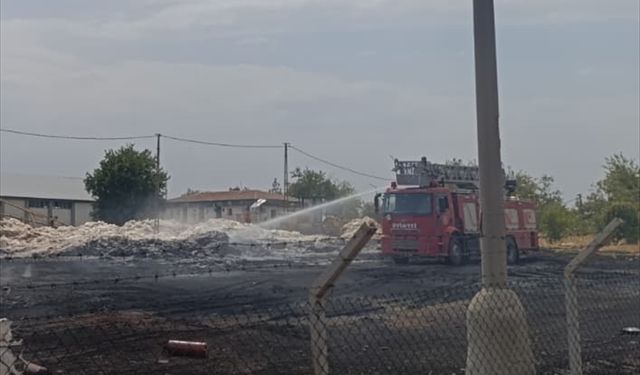 Diyarbakır'da istiflenen plastik atıklarda çıkan yangın söndürüldü