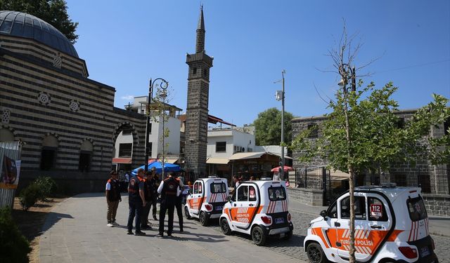 Diyarbakır'da 'turizm polisi' rehberlik hizmetiyle turistlerle esnaf arasında köprü oldu
