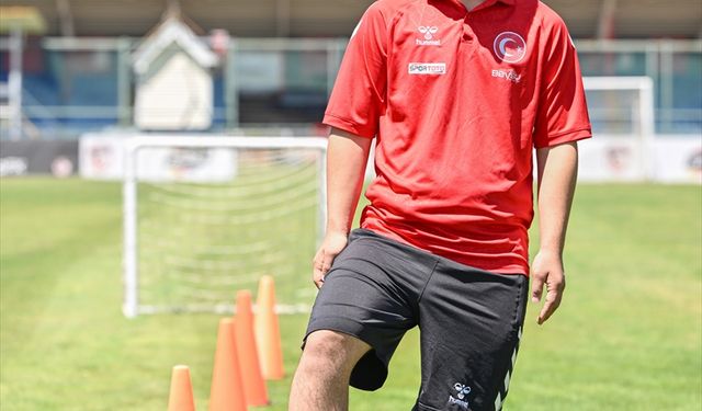 Down sendromlu milli futbolcu ailesinin ve mahallesinin gururu oldu