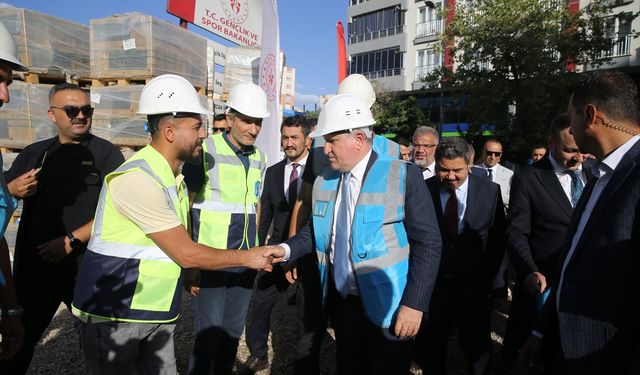 Gençlik ve Spor Bakanı Bak, Siirt'te ziyaretlerde bulundu