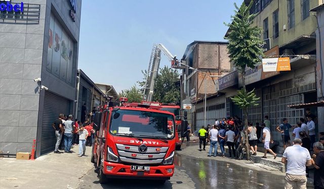 GÜNCELLEME - Diyarbakır'da 1. Sanayi Sitesi'ndeki bir iş yerinde çıkan yangın söndürüldü