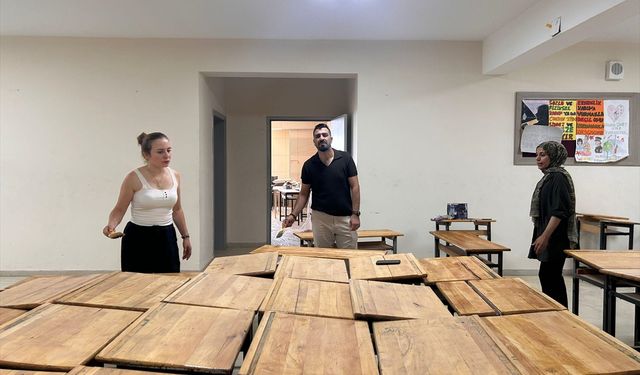 İslahiye'de öğretmenler, okulların sıralarını onardı