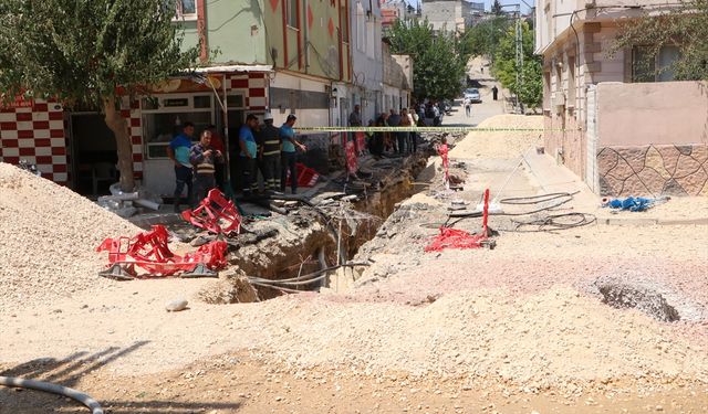 Kilis'te iş makinesinin zarar verdiği doğal gaz borusundaki yangın iş yerine hasar verdi