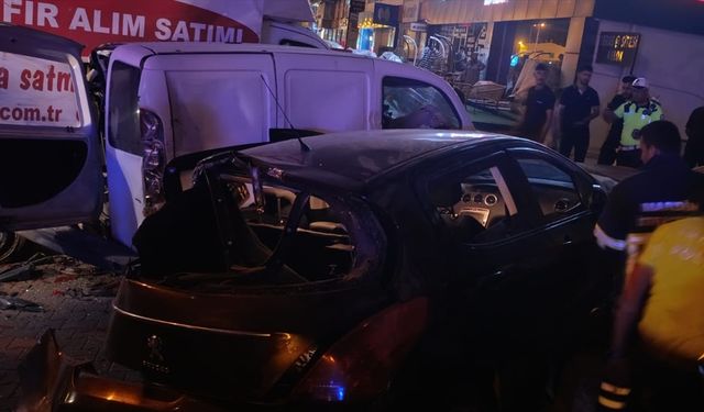 Mardin'de hafif ticari araç ile otomobilin çarpıştığı kazada 4 kişi yaralandı