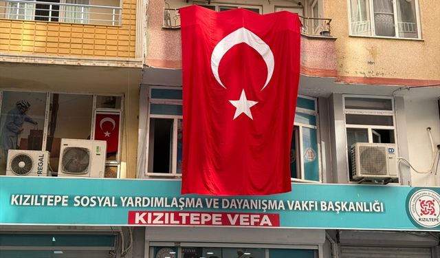 Mardin'de kamu binalarına ve caddelere 'Terörsüz Türkiye'ye destek için Türk bayrakları asıldı