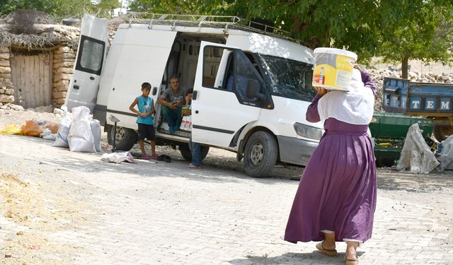 Minibüsüyle köyleri gezen seyyar esnaf 16 yıldır takas usulüyle satış yapıyor