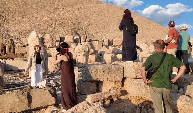 Nemrut Dağı'nda ziyaretçi yoğunluğu artıyor