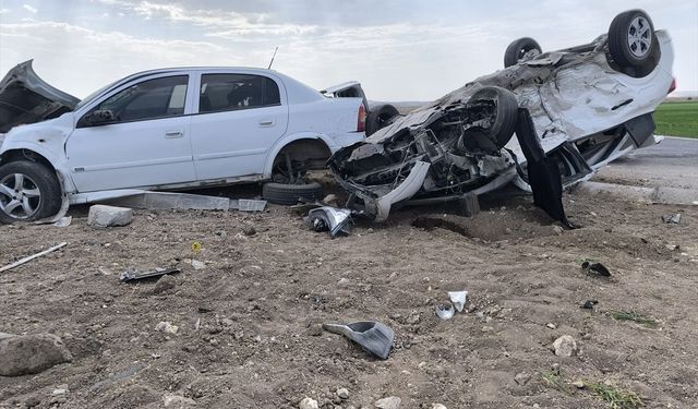 Şanlıurfa'da iki otomobilin çarpıştığı kazada 4 kişi yaralandı