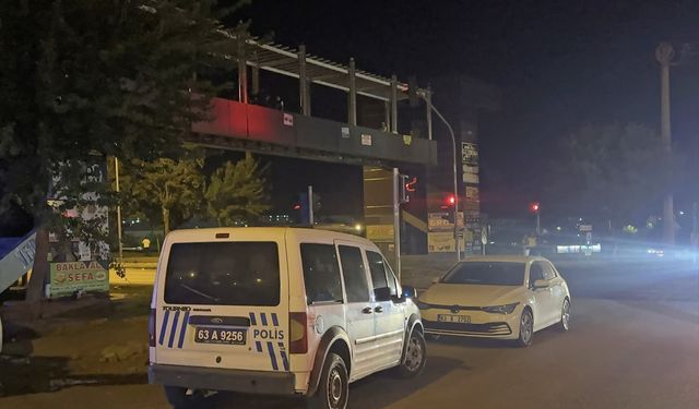 Şanlıurfa'da üst geçitten düşen polis memuru yaralandı