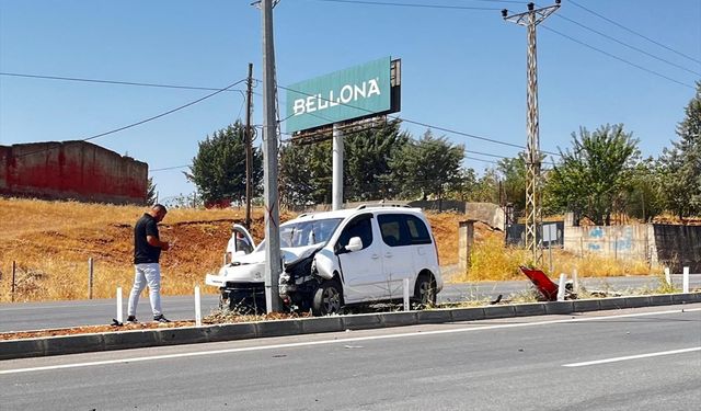 Siirt'te hafif ticari aracın aydınlatma direğine çarptığı kazada 4 kişi yaralandı