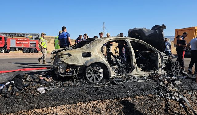 Siirt'te seyir halindeki otomobil yandı