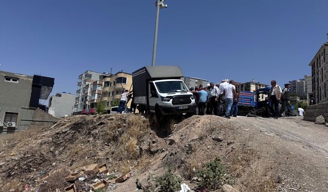 Şırnak'ta askıda kalan kamyonet itfaiye ekiplerince kurtarıldı