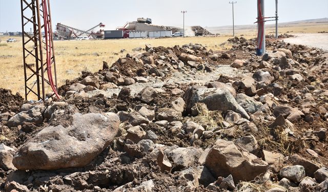 Şırnak'ta atıl araziler tarıma kazandırılıyor, toplanan taşlarla köy yolları asfaltlanıyor