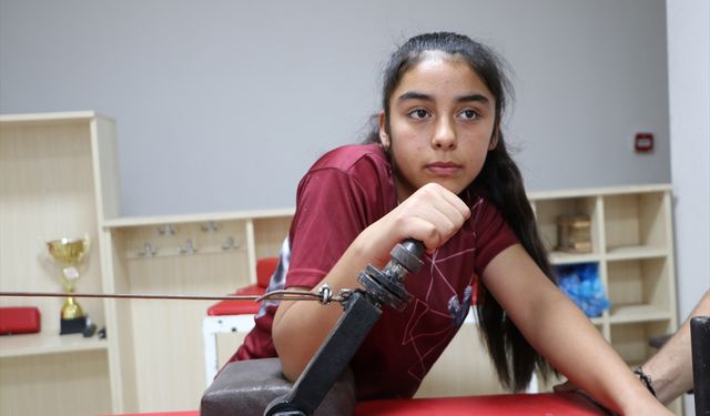 Teneffüste bilek güreşi yaparken keşfedilen Kilisli kızların bileği bükülmüyor