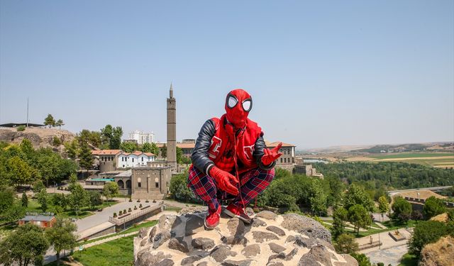 Türkiye'yi gezen 'Örümcek Adam' Diyarbakır'da