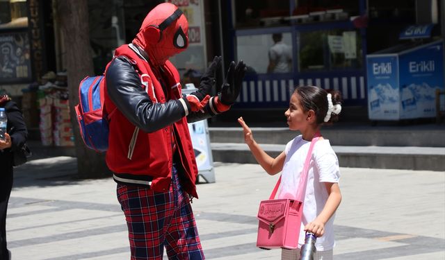 Türkiye'yi gezen 'Örümcek Adam' Siirt'te