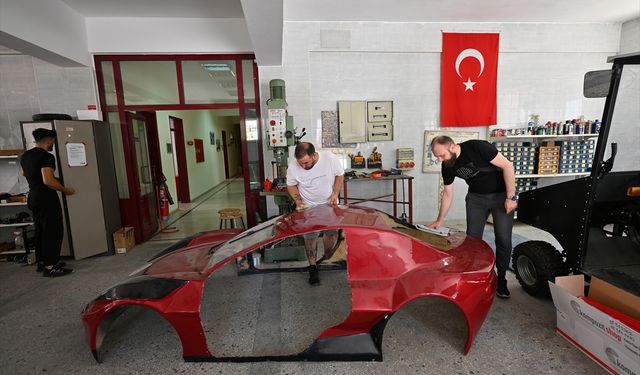 Yapay zeka destekli elektrikli araç 'Hilal' ile TEKNOFEST'te derece peşindeler