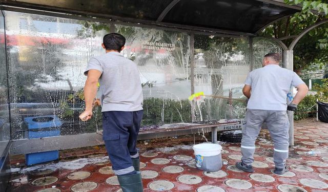 Batman'da Otobüs Durakları Temizleniyor