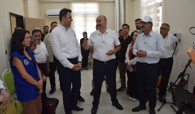 Vali Canalp, Hasankeyf'teki Gençlik Merkezi'ni İnceledi