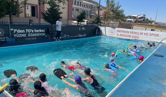 Batman'da 350 Çocuk Portatif Havuzda Yüzme Öğrendi