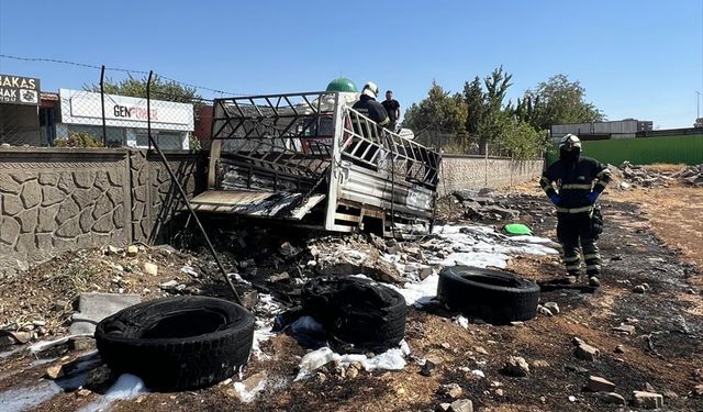 Batman'da Kamyonet Römorkunda Yangın Çıktı