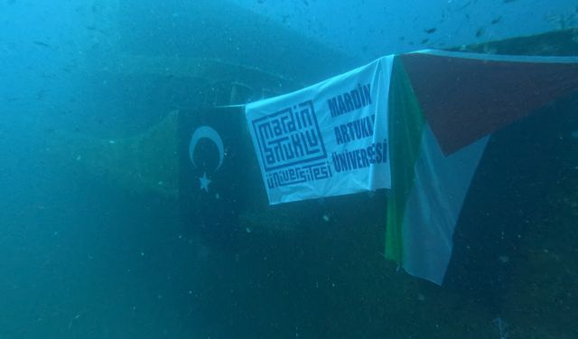Dalış eğitmenleri su altında Türk ve Filistin bayrağı açtı