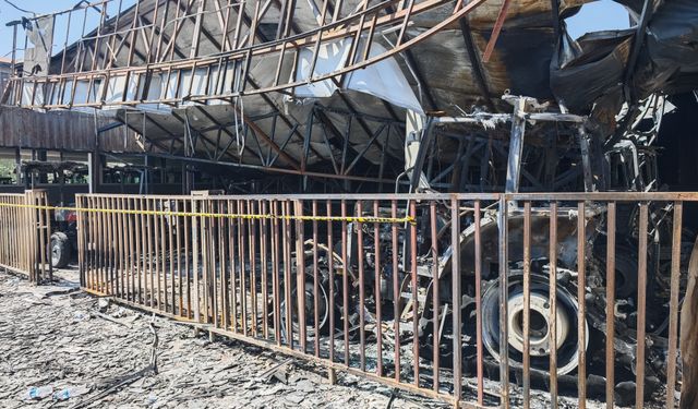 Diyarbakır'da çıkan yangında 3 iş yeri ve çok sayıda traktör zarar gördü