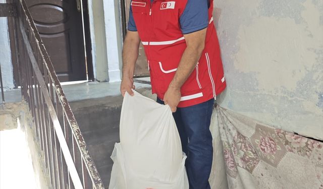 Diyarbakır'da Kızılay ihtiyaç sahibi ailelere yardım ediyor