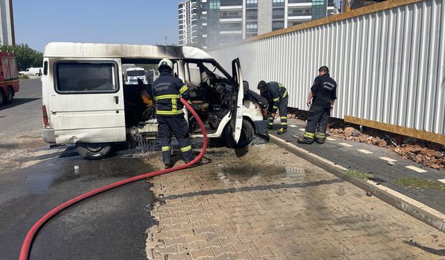 Diyarbakır'da park halindeki minibüs yandı