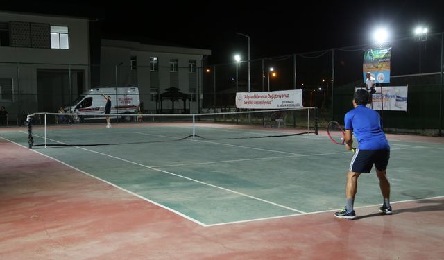 Diyarbakır'da sağlık çalışanları için organize edilen tenis turnuvası başladı
