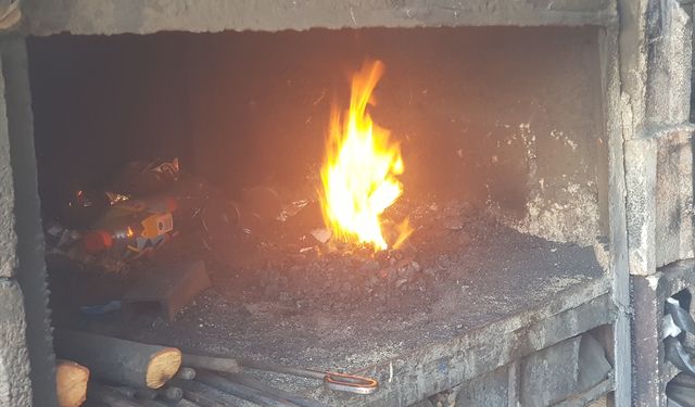 Gaziantep'te demirciler kavurucu sıcaklarla mücadele ediyor