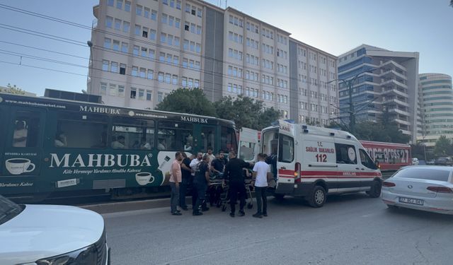 Gaziantep'te tramvayın çarptığı kişi yaralandı