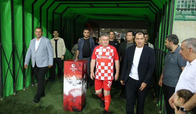 Gençlik ve Spor Bakanı Bak, Diyarbakır'da 'Gösteri Maçı'nda sahaya çıktı