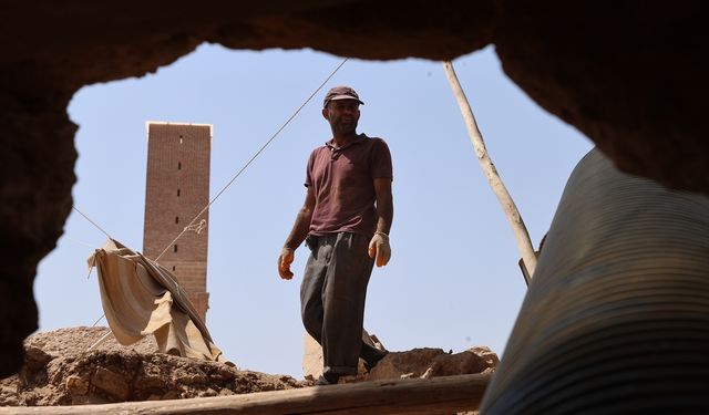 Hava sıcaklığının 50 dereceye yaklaştığı Şanlıurfa'da tarihin izini sürüyorlar