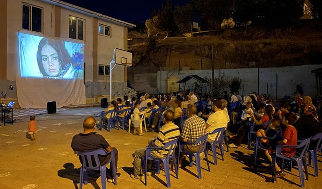 'Hazal' filminde oynayan akrabalarını 46 yıl sonra beyaz perdede izlediler