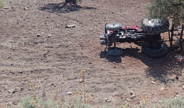 Kilis'te devrilen traktörün altında kalan çocuk öldü, 2 kişi yaralandı
