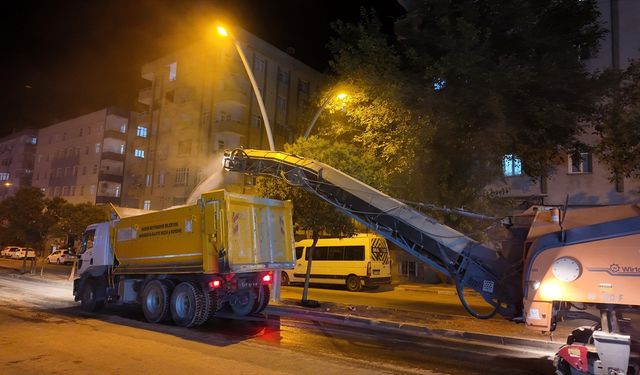 Mardin Büyükşehir Belediyesince Ravza Caddesi'nde asfalt söküm çalışmaları başladı