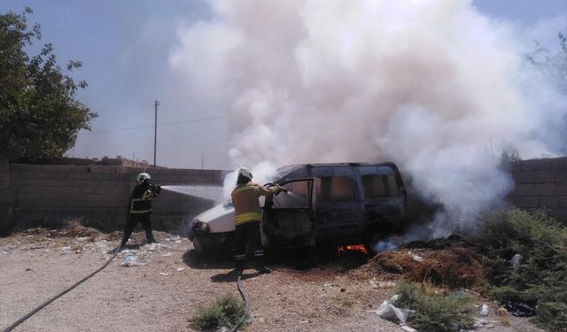 Mardin'de park halindeki hafif ticari araç yandı