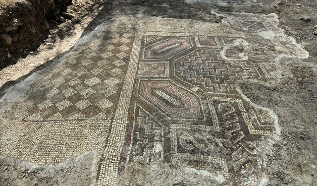 Mezar kazarken bulunan mozaikte içinde haç motifi bulunan 'Davud Yıldızı' sembolü tespit edildi