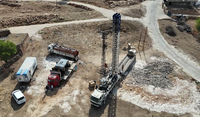 Midyat'ın mahallesinde içme suyu kuyusunda derinleştirme çalışması