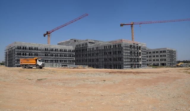 Milletvekili Nasıroğlu, yapımı süren hastanenin inşaatında incelemede bulundu